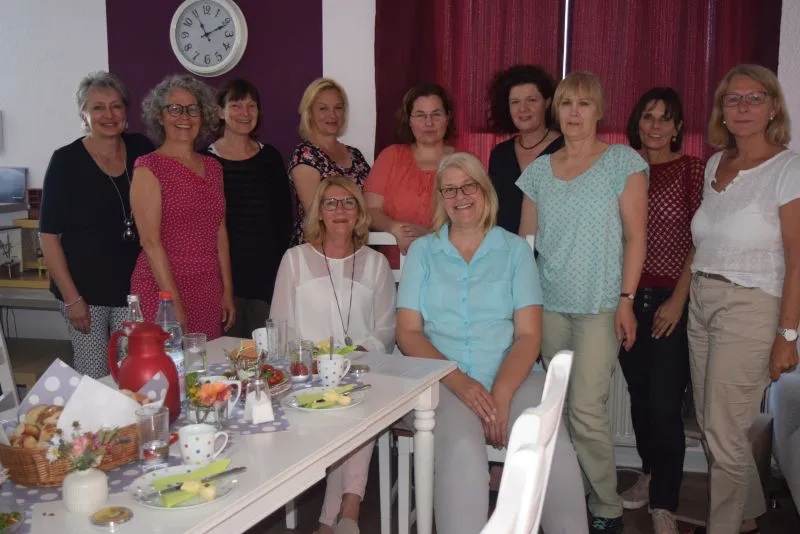 Die Geschäftsführerin des Familienzentrums „Müze“, Sigrid Mündlein, und Kursleiterin Margit Geiger (von links) sowie die Kreisfrauenbeauftragte Ute Jungmann- Hauff (rechts) freuten sich gemeinsam mit den Teilnehmerinnen über einen gelungenen Kurs. (Foto: Landkreis Limburg Weilburg)